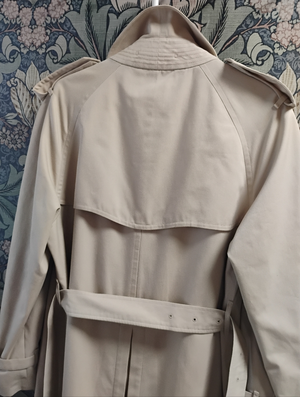 Vintage Burberry Classic Beige Trench Coat - Timeless Women's Outerwear - Picture 6 of 16